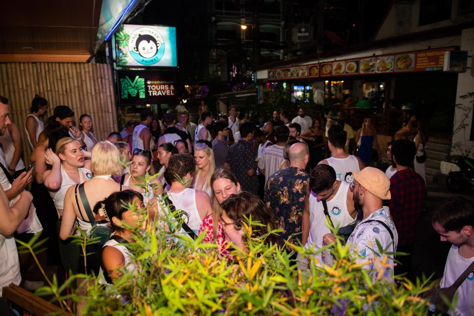 بيت شباب Mad Monkey Phuket Patong المظهر الخارجي الصورة