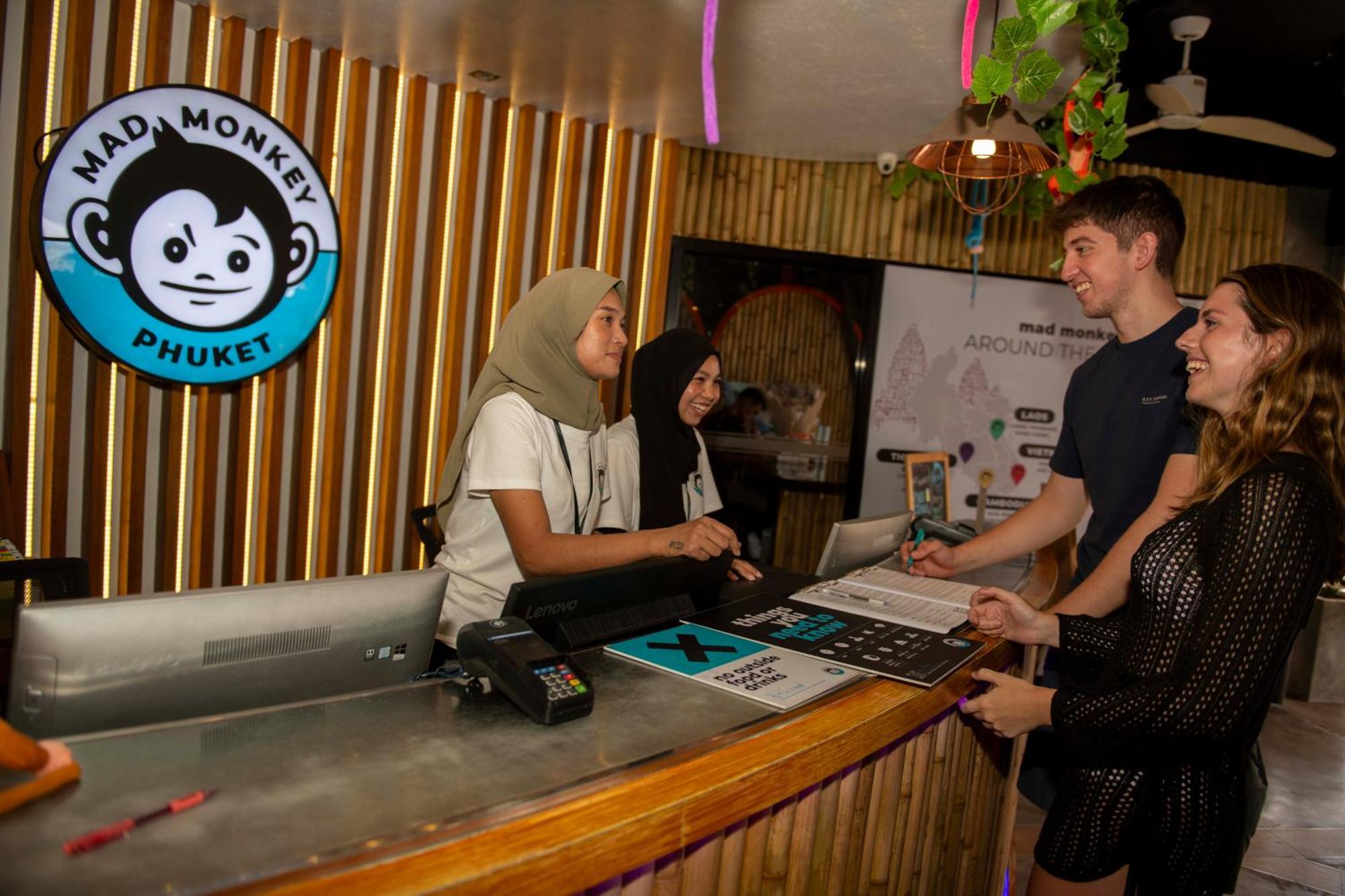 بيت شباب Mad Monkey Phuket Patong المظهر الخارجي الصورة